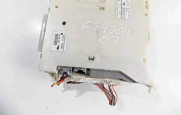 Lexus GS 300 350 430 450H Fuse module 8273030B61