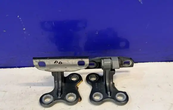 Volvo S60 Front door upper hinge 31218521