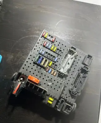 Volvo V70 Fuse module 30728512 28017881 06W254