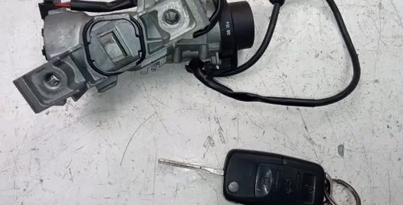 Volkswagen Touran I Ignition lock 1K0905851B