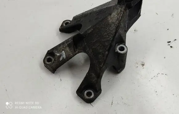 Audi A4 S4 B7 8E 8H Engine mounting bracket 8E0199307