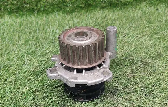 Volkswagen PASSAT B5 Water pump 06A121031C