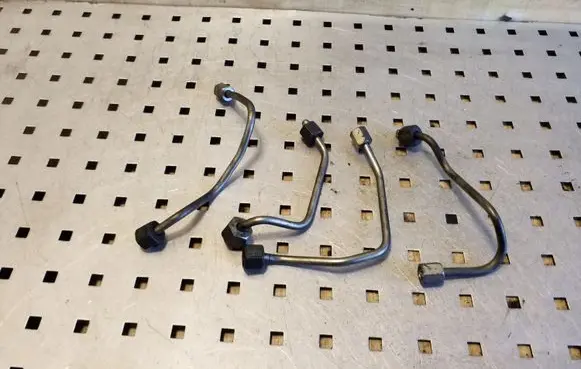 Peugeot 208 I Fuel injector supply line/pipe 
