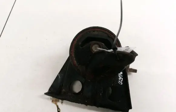 Nissan X-Trail T30 Engine mount bracket