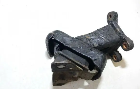 KIA Sorento Engine mount bracket