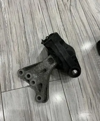 Engine mount vacuum valve