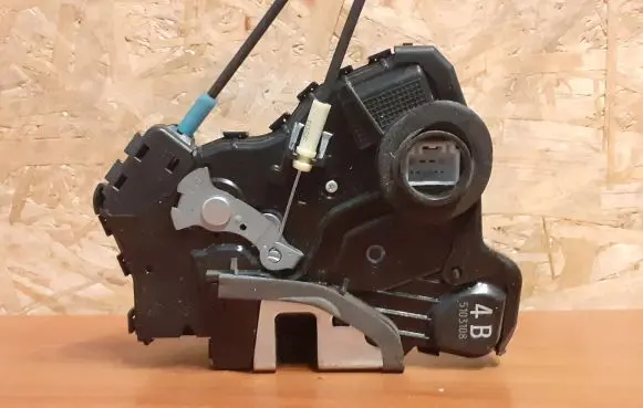 Lexus CT 200H Front door lock 5103108 A046693