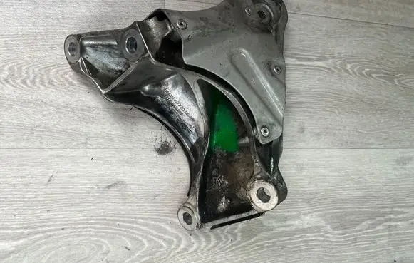 Engine mounting bracket