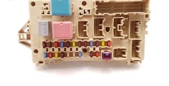 Toyota Corolla Verso AR10 Fuse module 892210F010