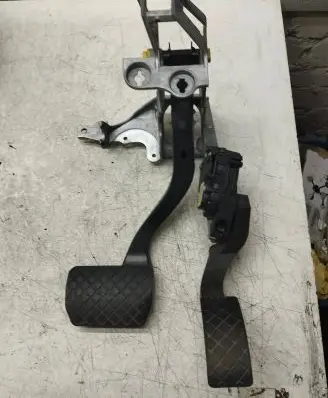 Volkswagen PASSAT B5.5 Pedal assembly 8D1721117P