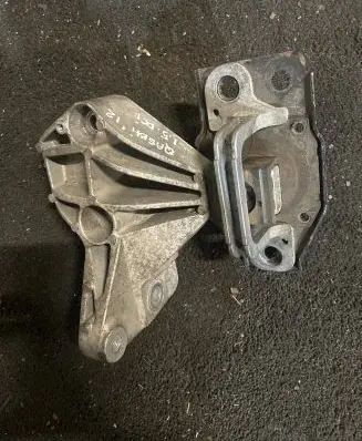 Nissan Qashqai Engine mount bracket 11210JD500