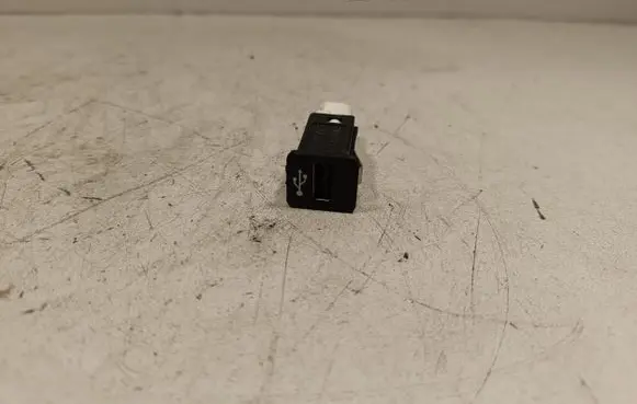 BMW X5 E70 USB socket connector 9237656