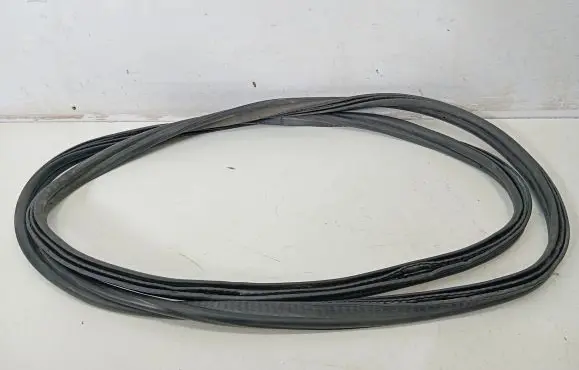 Land Rover Discovery 5 Trunk rubber seal (body) HY3243712AB