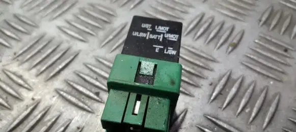 Mitsubishi Carisma Other relay mr228120