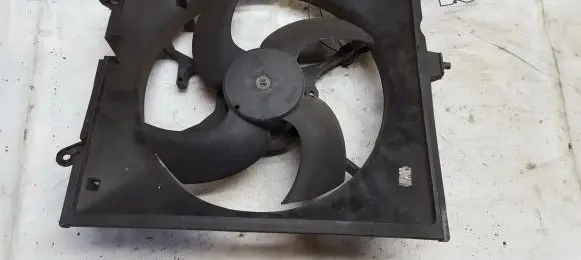 Radiator cooling fan shroud