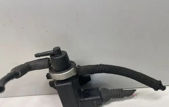 Audi A4 S4 B5 8D Turbo solenoid valve 1J0906627