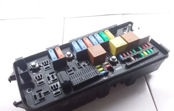 Opel Vectra C Fuse module 460023260 13205802
