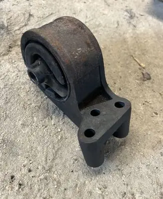 Mitsubishi Carisma Engine mount bracket