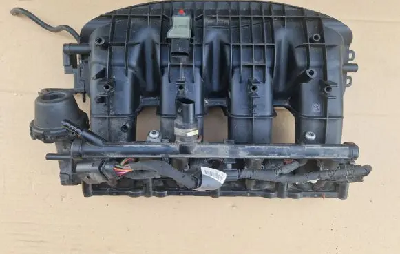 Volkswagen Golf VII Intake manifold 06K133201R