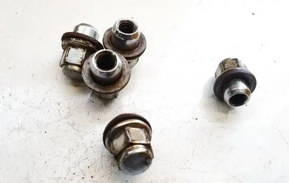 Toyota Avensis T270 Nuts/bolts 