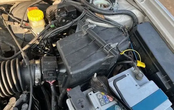 Mazda Tribute Air filter box 
