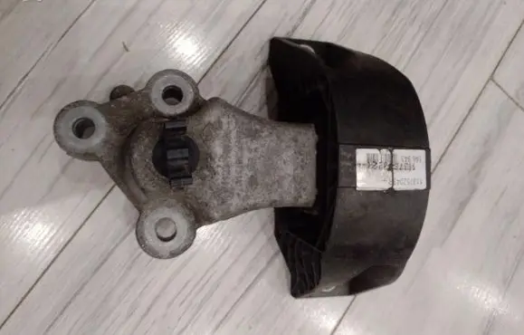 Engine mount vacuum valve