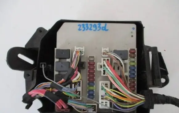 Renault Modus Fuse module 233293D