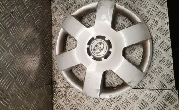 Toyota Avensis T250 R15 wheel hub/cap/trim 