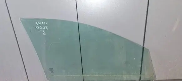 Volvo XC60 Front door window glass four-door