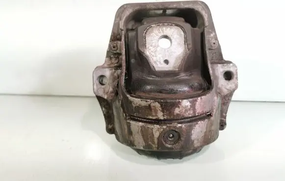 Engine mount bracket
