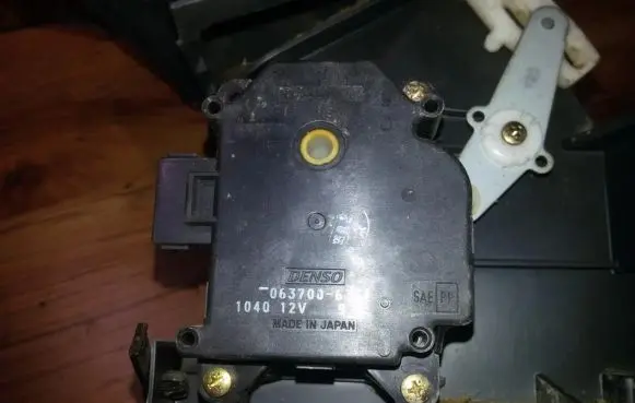 Mitsubishi Space Wagon Air flap motor/actuator 637006351