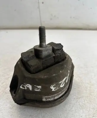 BMW 5 E60 E61 Engine mount bracket 6761089 15934612R