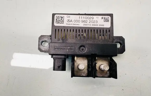 Mercedes-Benz GLK (X204) Charging relay A0009822023