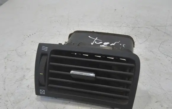 Toyota Avensis T250 Dashboard side air vent grill/cover trim 8518