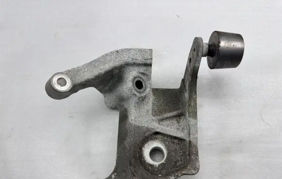 Volvo XC90 Engine mounting bracket 31480551