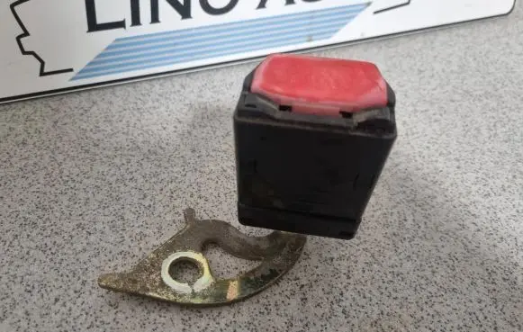BMW 7 E32 Rear seatbelt buckle 1954351 0444881