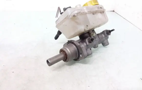 Volkswagen Polo IV 9N3 Master brake cylinder