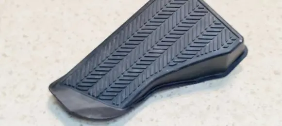 Foot area side trim