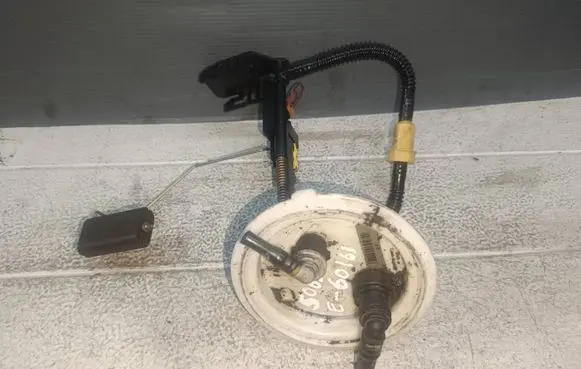 BMW 5 E60 E61 Fuel level sensor 6765849