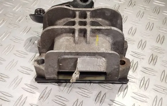 Engine mount bracket