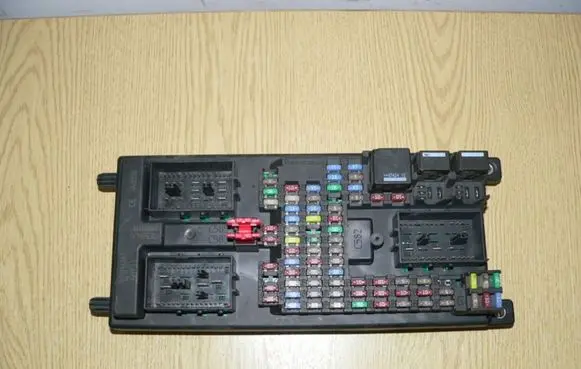 Land Rover Discovery 3 - LR3 Fuse module 000144287 YOE500420