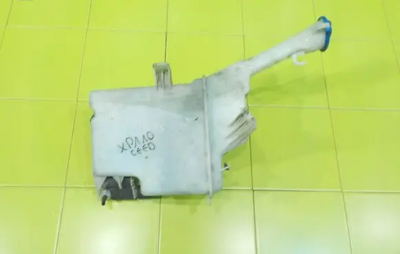 KIA Ceed Windshield washer fluid reservoir/tank