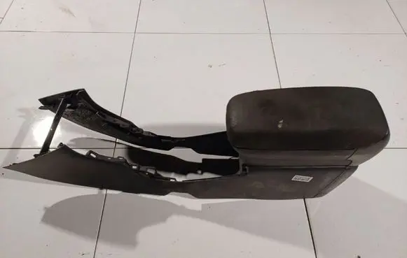 Toyota Avensis T250 Armrest 