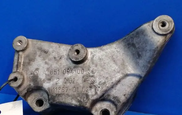 Mercedes-Benz E W212 Engine mounting bracket A6510940039