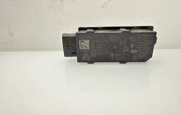 Volkswagen Golf VIII Aerial antenna amplifier 5WA962133E