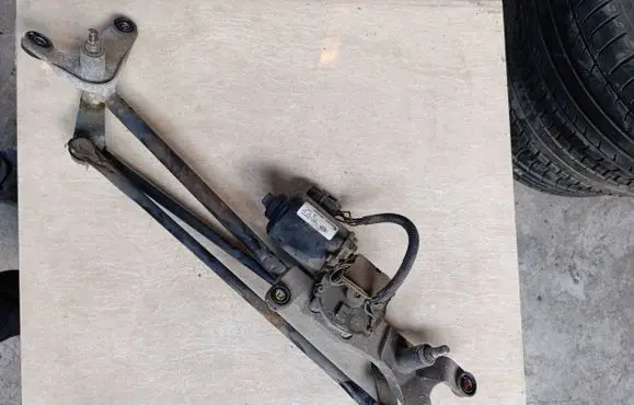 KIA Sorento Front wiper linkage and motor 981003e000