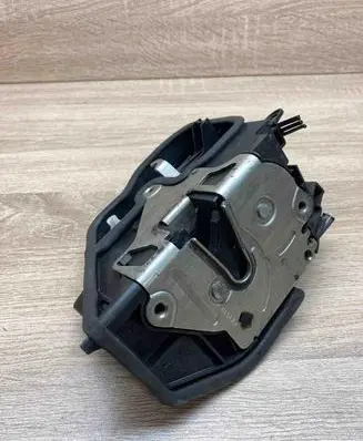 BMW 5 E60 E61 Front door lock 7167067 FRONTLEFTSIDE