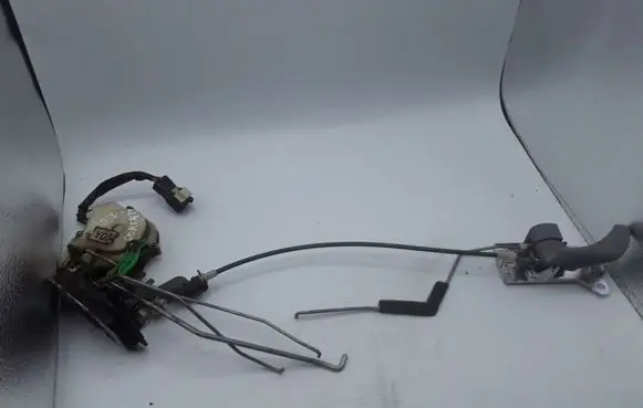 KIA Sorento Front door lock A045777