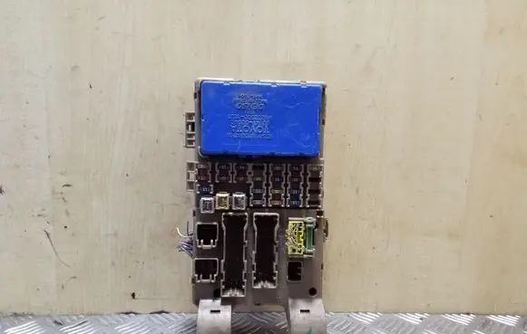 Toyota Corolla E120 E130 Fuse module 8264102040 MB2323008521