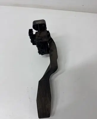 Accelerator throttle pedal